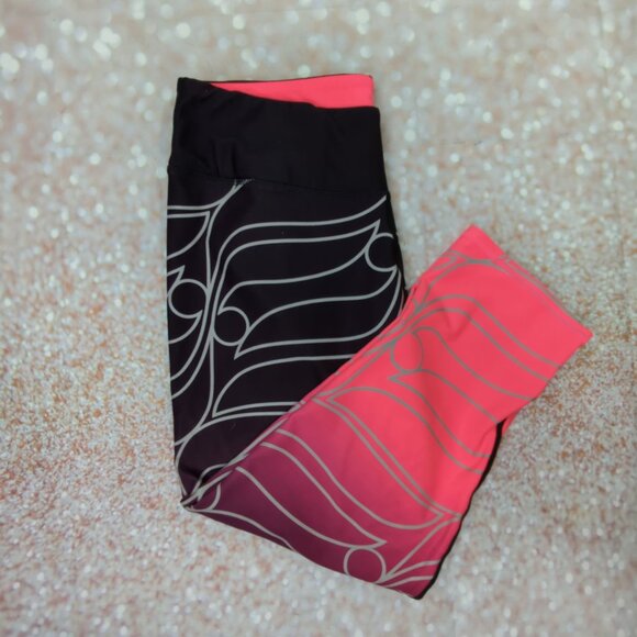 Fabletics Mid-Rise Capri Leggings M Black Pink Ombre Print - Picture 2 of 8